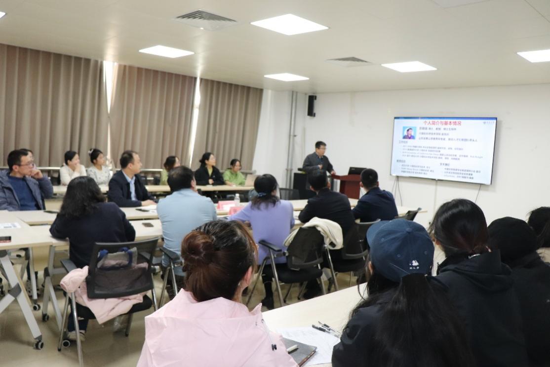 会议室里的人们AI 生成的内容可能不正确。