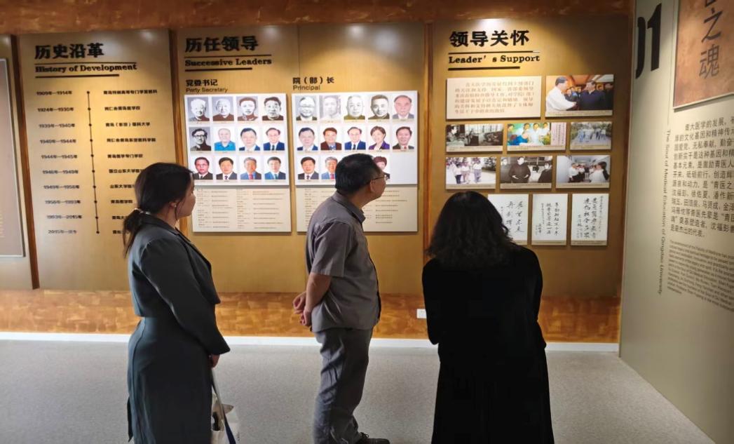 商店的门口前有许多人AI 生成的内容可能不正确。